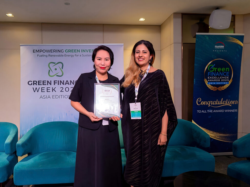 Ms. Khanh Le receives the Top CFO Award